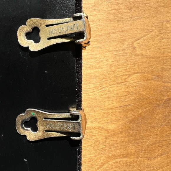 Hollycraft 1950’s Amethyst colored clip on earrings - Picture 8 of 8